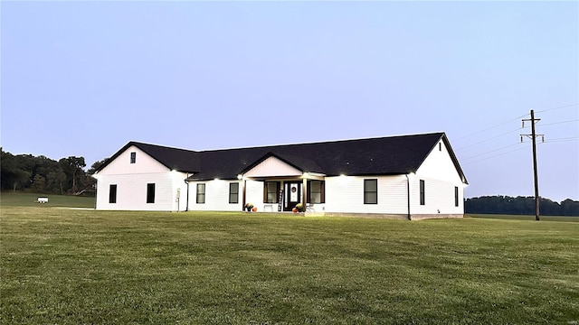 view of front of house featuring a front lawn