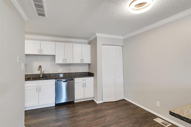 kitchen with dark wood finished floors, visible vents, a sink, and stainless steel dishwasher