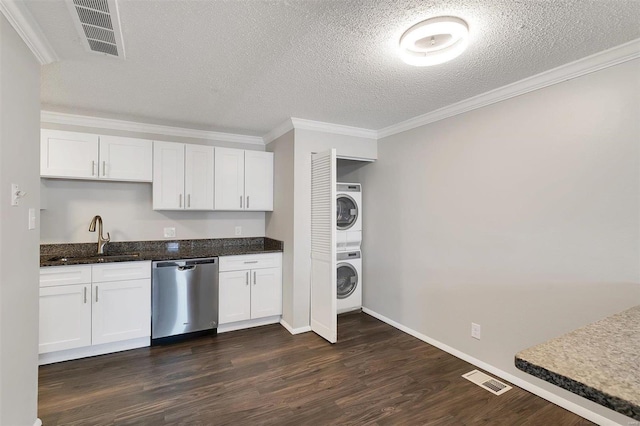 kitchen with visible vents, a sink, stainless steel dishwasher, stacked washer / dryer, and dark wood-style flooring