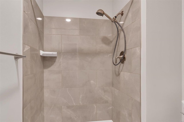 bathroom featuring a tile shower