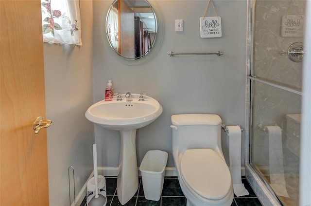 full bathroom featuring baseboards, toilet, tile patterned flooring, an enclosed shower, and a sink