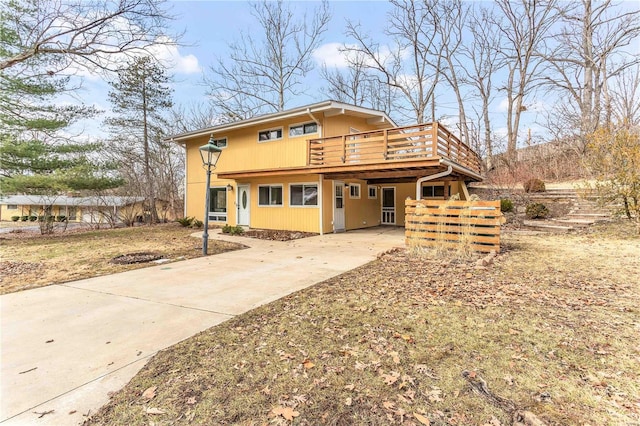 view of front of property featuring driveway