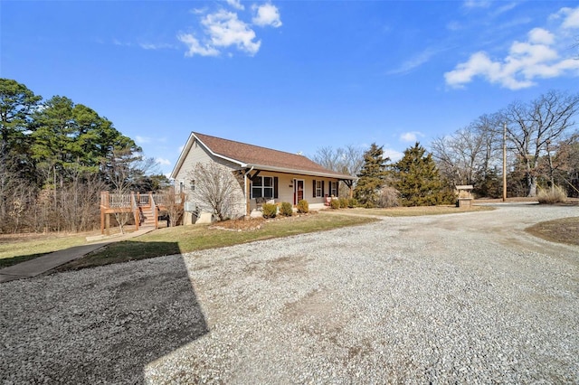 view of front of property featuring gravel driveway