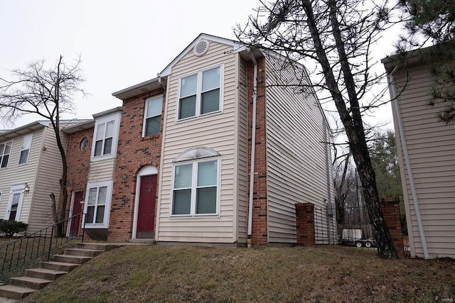 view of front of property featuring a front yard and brick siding