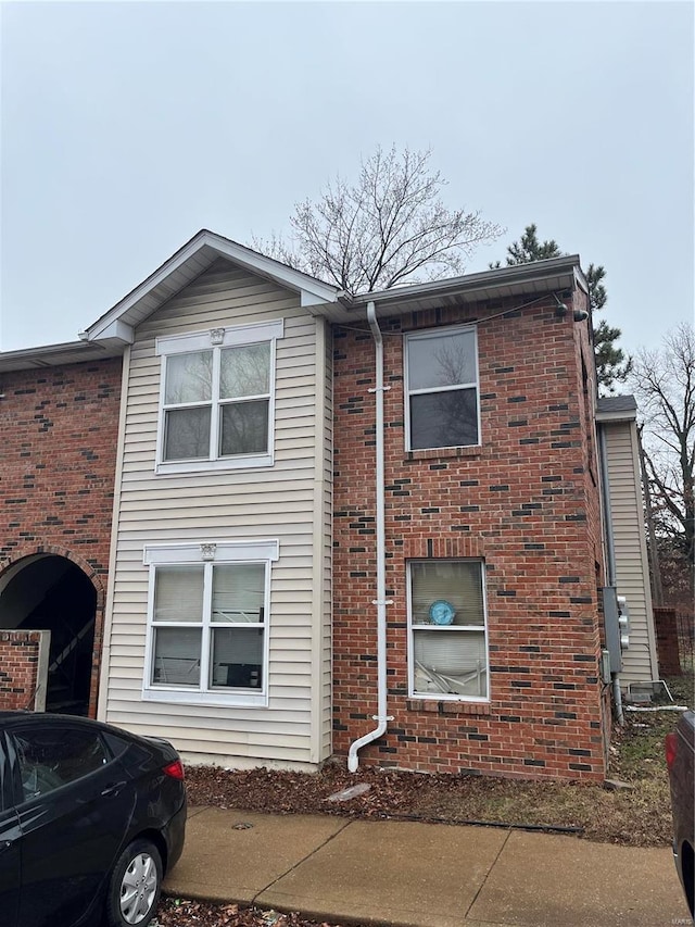 view of front facade featuring brick siding