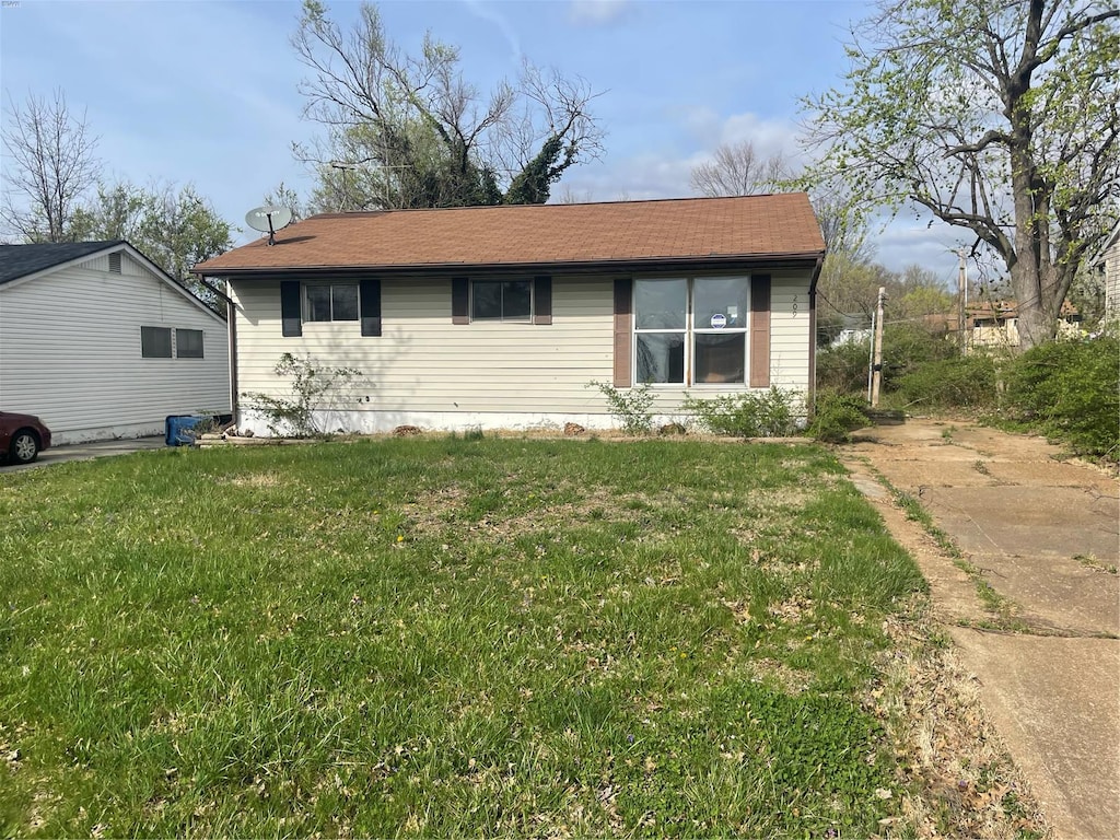 view of front facade with a front yard