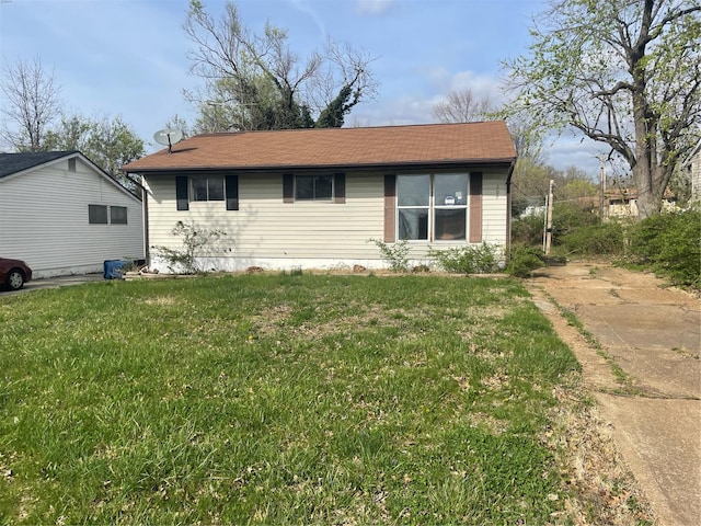 view of front facade with a front yard