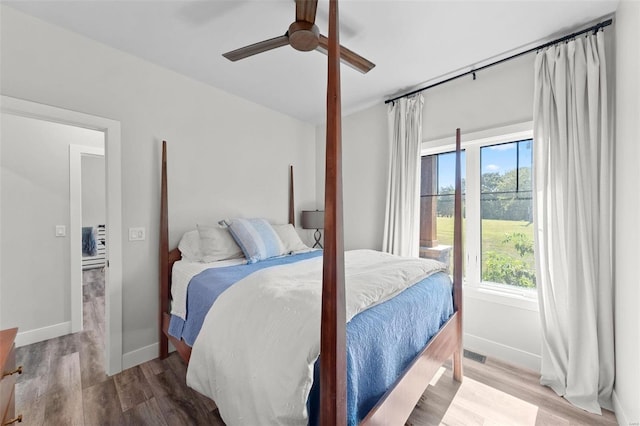 bedroom featuring light wood-style floors, visible vents, ceiling fan, and baseboards