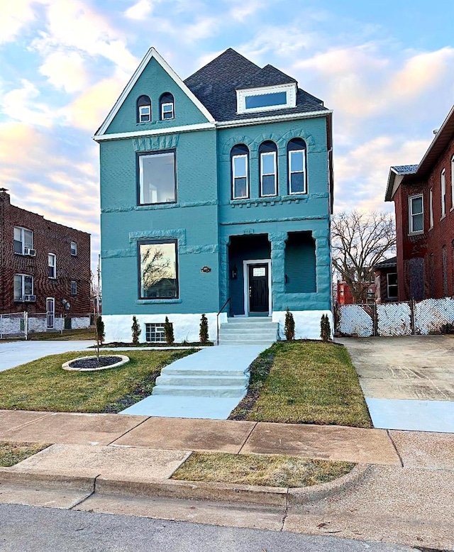 view of front of property with a front yard