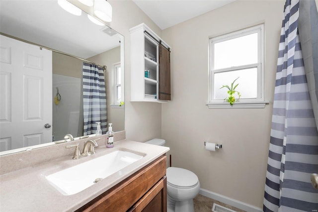 full bathroom with visible vents, toilet, vanity, a shower with curtain, and baseboards