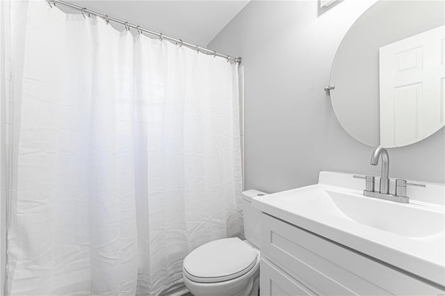 full bath featuring a shower with curtain, toilet, and vanity