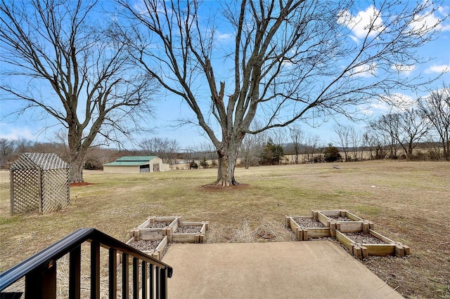 view of yard featuring an outbuilding and a vegetable garden