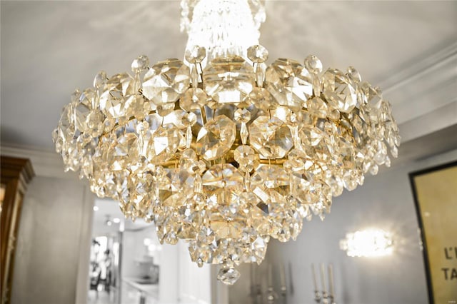 room details featuring an inviting chandelier