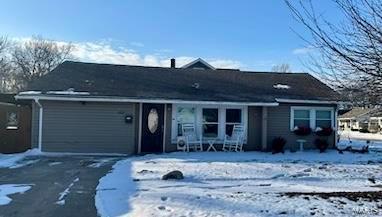 view of front of home featuring a garage and driveway