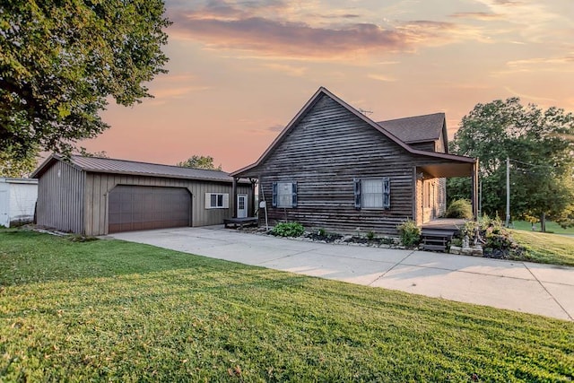 view of front of property featuring driveway and a yard