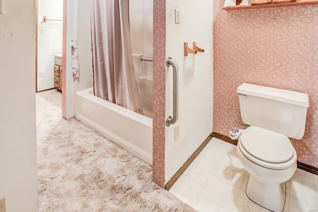 full bath featuring shower / bath combo, baseboards, toilet, and wallpapered walls