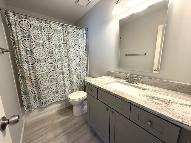 full bathroom featuring toilet, curtained shower, and vanity