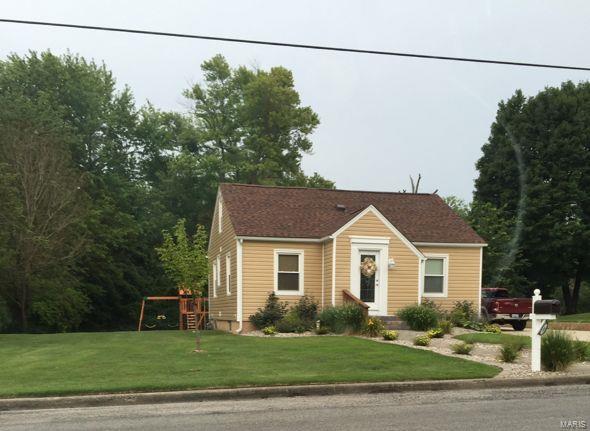 view of front facade featuring a front yard