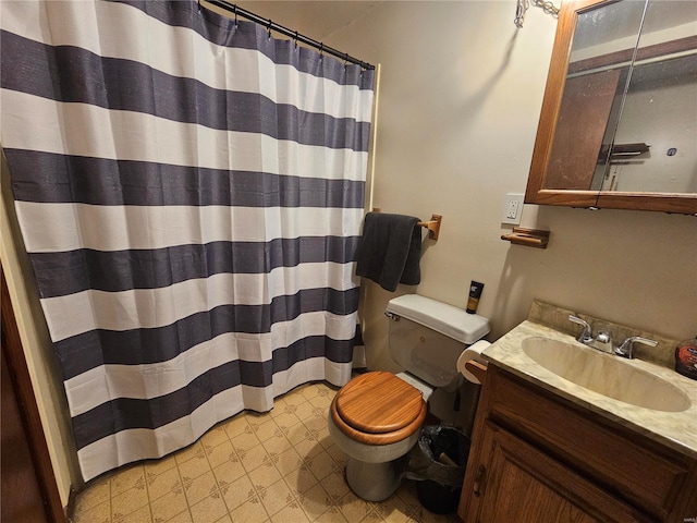 bathroom with toilet, a shower with curtain, and vanity