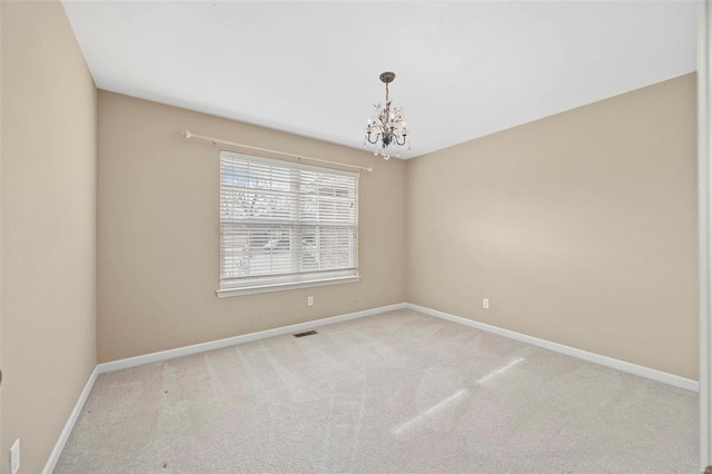 empty room with visible vents, light carpet, baseboards, and an inviting chandelier