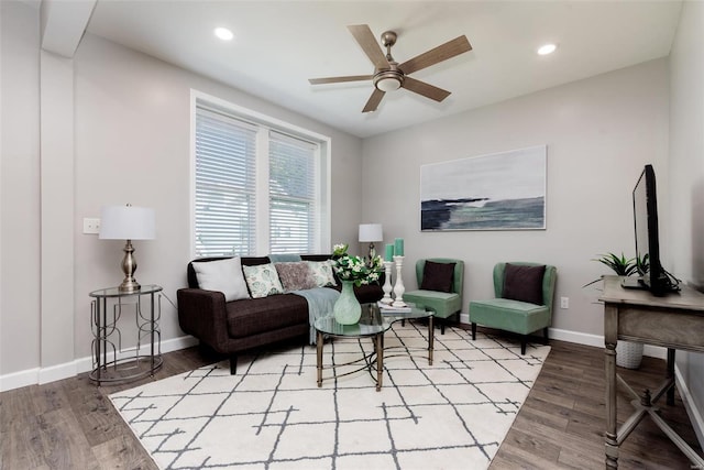 living area featuring light wood finished floors, baseboards, a ceiling fan, and recessed lighting