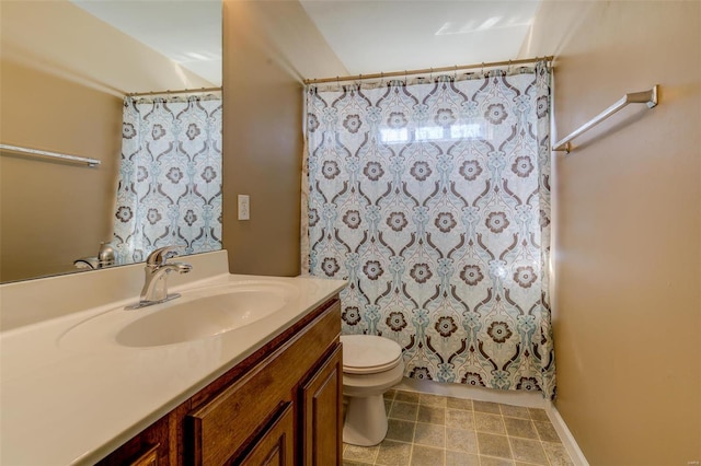 bathroom featuring a shower with shower curtain, vanity, and toilet