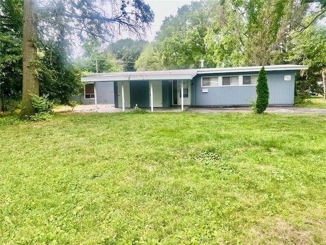 view of front of property featuring a front lawn