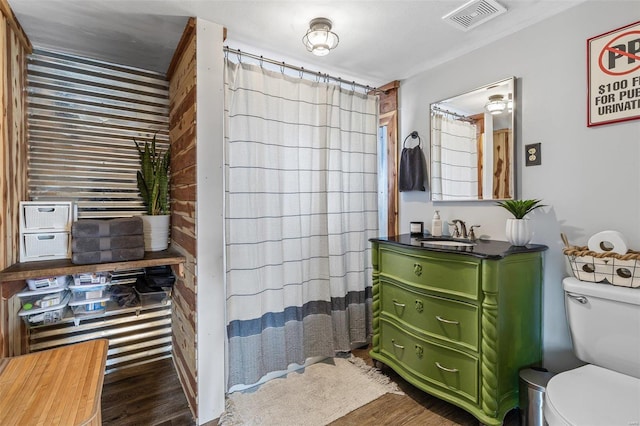 full bathroom featuring visible vents, toilet, vanity, wood finished floors, and a shower with curtain