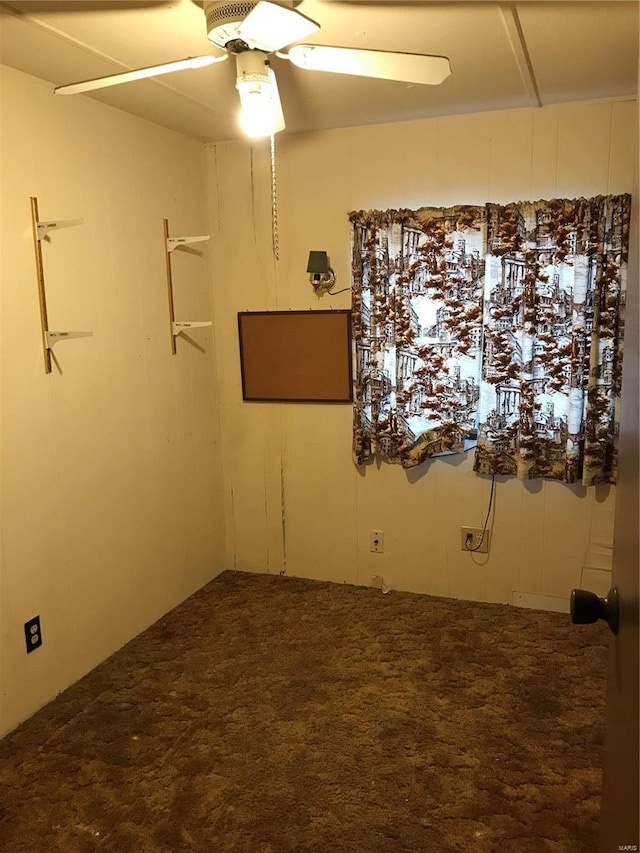 carpeted spare room with a ceiling fan