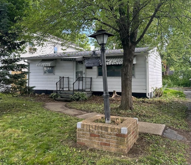 view of front of property with a front yard