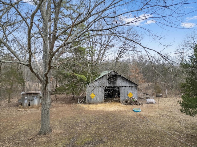 view of yard with an outdoor structure