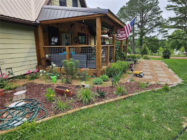 view of yard featuring a garden