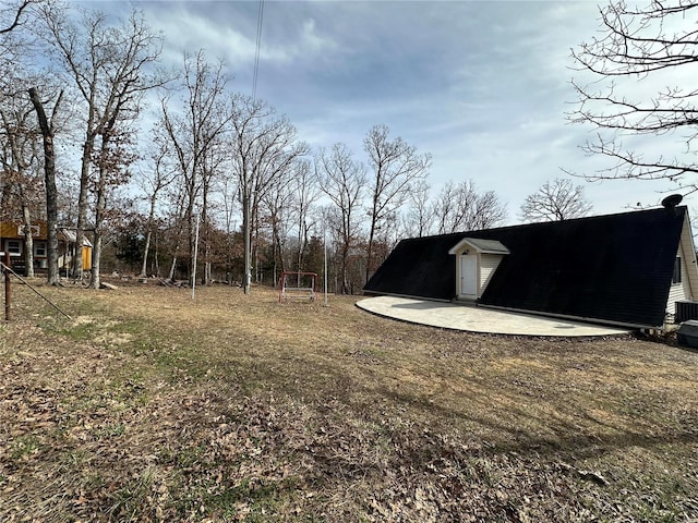 view of yard featuring an outbuilding