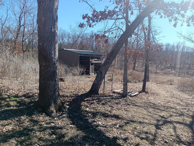 view of yard with an outdoor structure