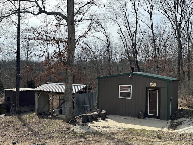 view of outdoor structure with an outbuilding