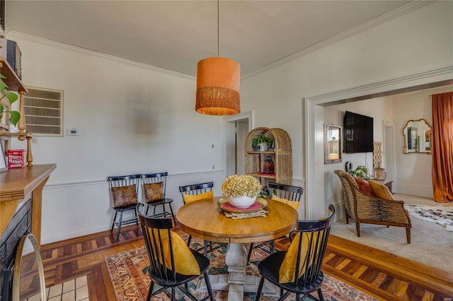 dining space featuring baseboards and crown molding