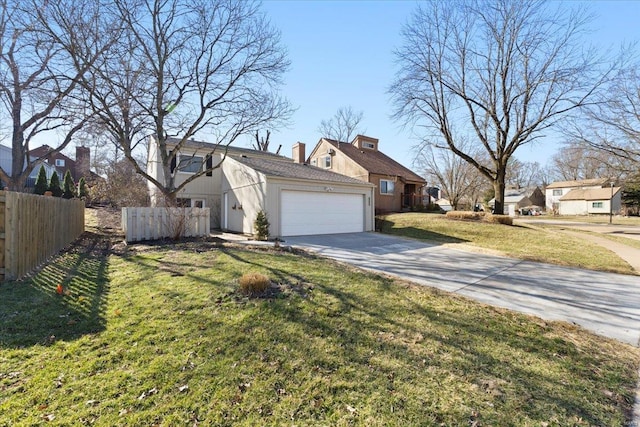 view of front of property with a front lawn, fence, a garage, and driveway