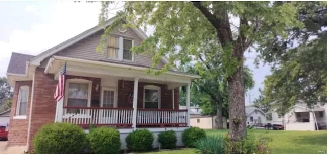 view of front of house featuring a porch and a front yard