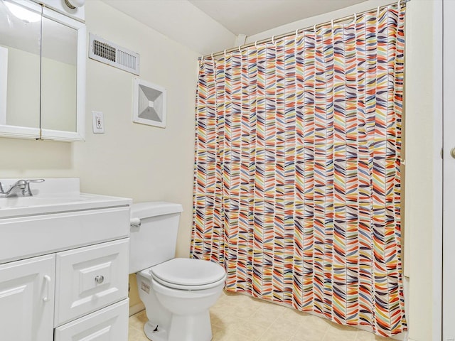 full bathroom with toilet, curtained shower, visible vents, and vanity