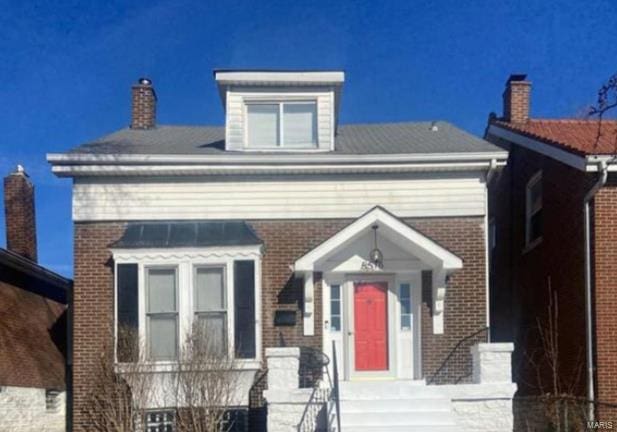 view of front facade featuring brick siding