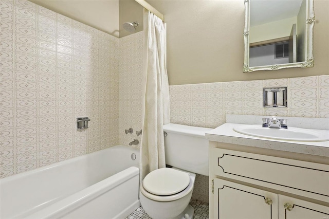 bathroom featuring shower / tub combo with curtain, vanity, and toilet