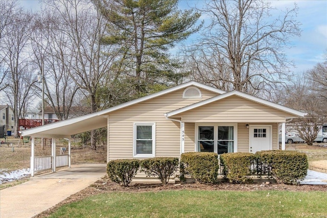 view of front facade featuring driveway and an attached carport