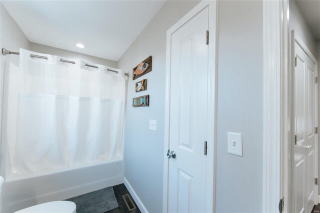 bathroom with baseboards, visible vents, toilet, shower / bath combination with curtain, and recessed lighting