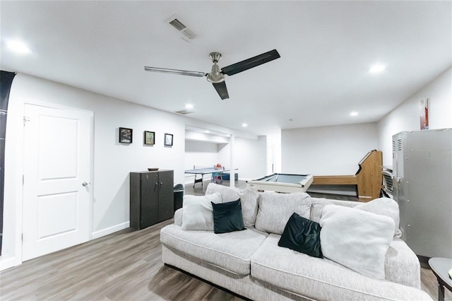 living area featuring recessed lighting, wood finished floors, a ceiling fan, baseboards, and visible vents