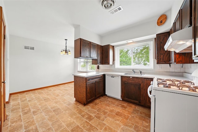 kitchen featuring visible vents, a sink, baseboards, under cabinet range hood, and white appliances