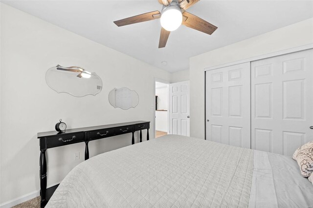 bedroom featuring a ceiling fan, baseboards, and a closet