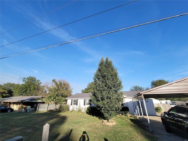 view of front of property featuring fence and a front lawn