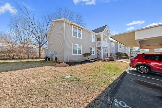 view of front of house featuring a parking lot and a front lawn