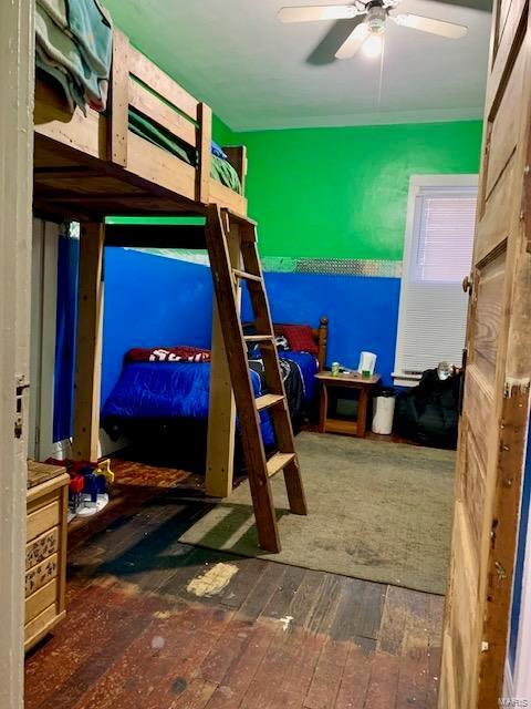 bedroom featuring dark wood-type flooring and a ceiling fan