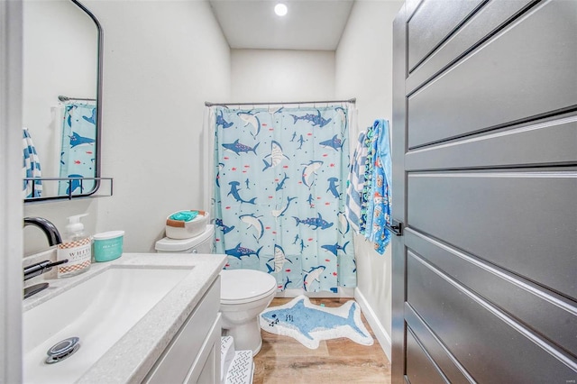 full bath with wood finished floors, a shower with shower curtain, vanity, and toilet